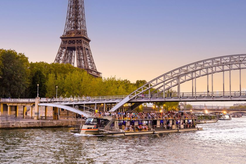 Seine-Flussfahrt, Start am Eiffelturm